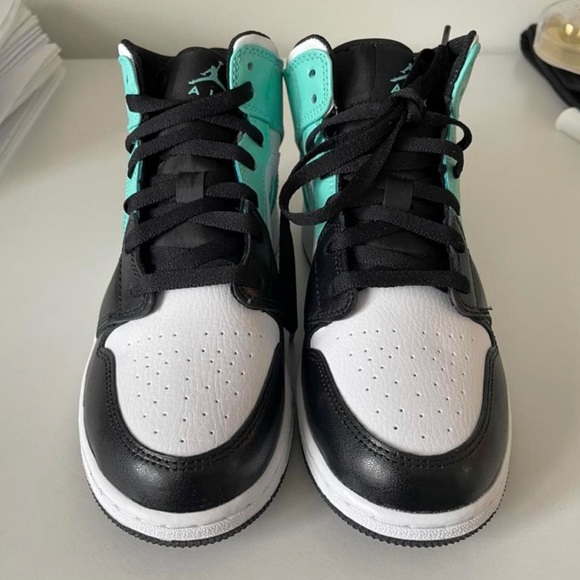 BRAND NEW jordan 1s mid gs tropical twist
size 6y US/women’s 7.5
never worn !! - Picture 2 of 4